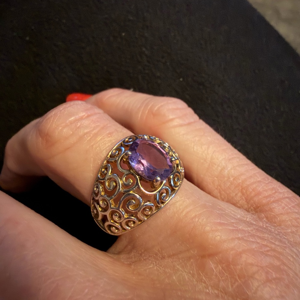 GRANDMAS JEWELRY Elegant Purple Swirl Ring. Approx 7 1/2
